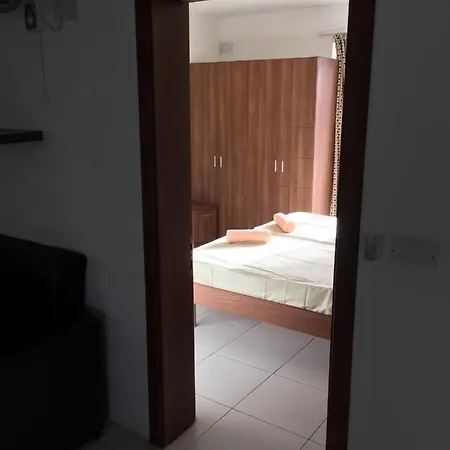 Paceville Butts Inn بيت ضيافة